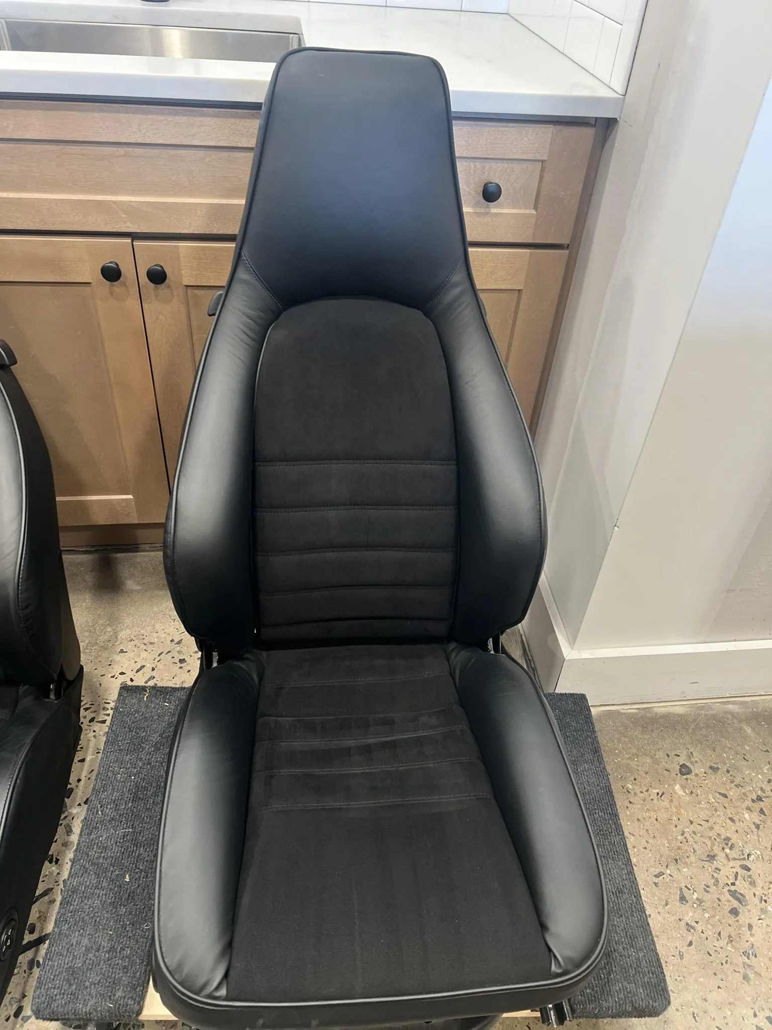 Recaro Sport Seats – Refreshed Black Leather & Alcantara – Bild 2